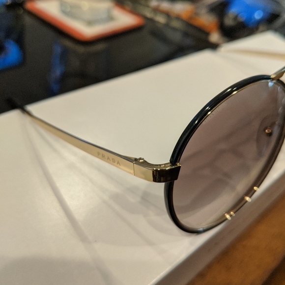 Prada - Picture 3 of 3